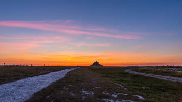 Mont Saint-Michel Bay in Normandy France at Sunset with Dramatic Crimson Sky — Stock Photo, Image