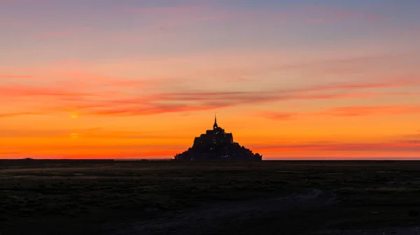 法国诺曼底的圣米歇尔山，夕阳西下，天空一片深红- 16 / 9 — 图库照片#