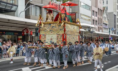 Kyoto, Japonya - 24 Temmuz 2016. Geleneksel Gion Matsuri festivali sıcak yaz günü içinde etkinlikte Kyoto.