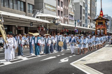 Kyoto, Japonya - 24 Temmuz 2016. Geleneksel Gion Matsuri festivali sıcak yaz günü içinde etkinlikte Kyoto.