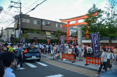 Kyoto, Japonya - 23 Temmuz 2016. Torii kapılarında Fushimi Inari tapınak Kyoto. 