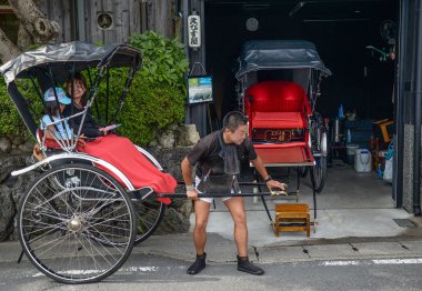 Kyoto, Japonya - 24 Temmuz 2016. Turistler rides bir çekçek Arashiyama Park, Kameyama alan Kyoto, Japonya