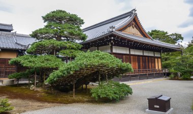 Kyoto, Japonya - 24 Temmuz 2016. Hojo evim birkaç adım ötede Altın Köşk, Kyoto, Japonya
