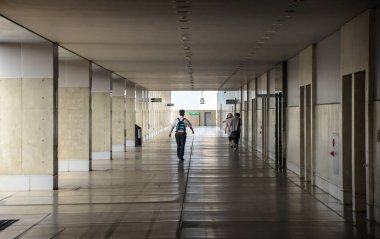 Kyoto, Japonya - 24 Temmuz 2016. Kyoto sokakta kaldırım boyunca yürüyen insanlar, Temmuz ayında bir yaz gününde.