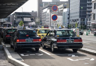 Kyoto, Japonya - 24 Temmuz 2016. Kyoto sokakta bir yaz günü Temmuzda, arabalar ve taksi ile sokak trafik.