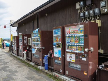 Kyoto, Japonya - 24 Temmuz 2016. Temmuz ayında, bir yaz gününde Kyoto makine ayakta genel bir sokakta otomat sokak.