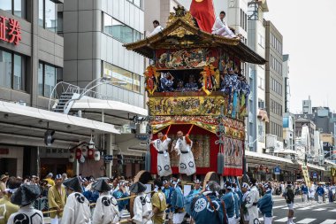 Kyoto, Japonya - 24 Temmuz 2016. Geleneksel Gion Matsuri festivali sıcak yaz günü içinde etkinlikte Kyoto.