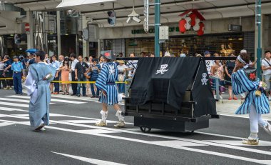 Kyoto, Japonya - 24 Temmuz 2016. Geleneksel Gion Matsuri festivali sıcak yaz günü içinde etkinlikte Kyoto.