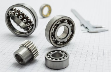Vernier Kaliper yatak ile çizim kağıt üzerinde yalancı ve küçük dişli.