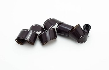 35mm fotoğraf film alır. Beyaz arka plan üzerinde izole.