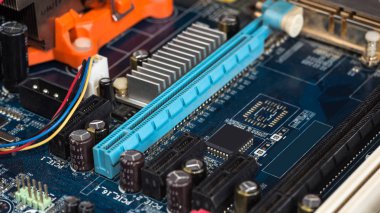 Anakart görünür PCI ile hızlı bağlayıcı yuvası, soğutucu, bellek yarık, cpu soket mavi.
