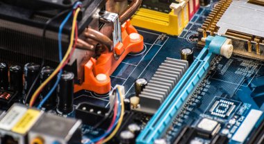 Anakart görünür PCI ile hızlı bağlayıcı yuvası, soğutucu, bellek yarık, cpu soket mavi.