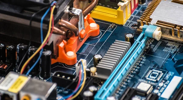 Anakart görünür PCI ile hızlı bağlayıcı yuvası, soğutucu, bellek yarık, cpu soket mavi.