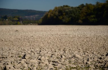 Taşlar, görünür eski demiryolu köprüsü kuru nehir yatağı. Almanya'da Ren Nehri.