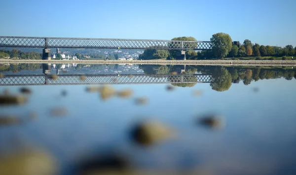 Krajobraz Rzeką Kamienie Most Kolejowy Renu Niemczech — Zdjęcie stockowe