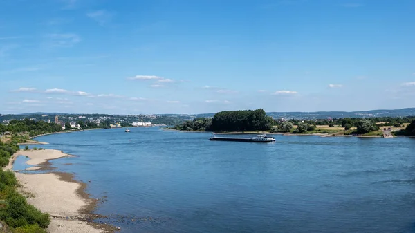 Schönes Rheinpanorama Westdeutschland Mit Fließendem Kahn Blauem Himmel Und Kleinen — Stockfoto