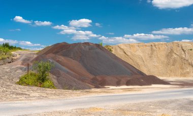 Yığın çakıl ve ezilmiş üzerinde blue sky adlı bir endüstriyel çimento fabrikası.