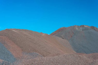 Yığın çakıl ve ezilmiş üzerinde blue sky adlı bir endüstriyel çimento fabrikası.