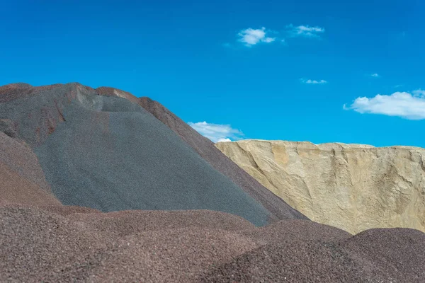 Yığın çakıl ve ezilmiş üzerinde blue sky adlı bir endüstriyel çimento fabrikası.