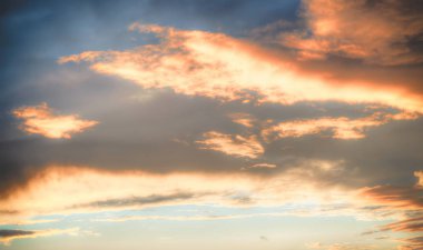 Güzel kırmızı gökyüzü ve gün batımı, renkli akşam doğada bulut.