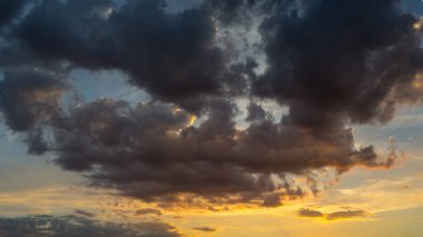 Güzel kırmızı gökyüzü ve gün batımı, renkli akşam doğada bulut Panoraması. Yüksek çözünürlük.