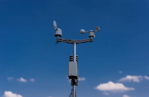 Hem Väderstation Bakgrund Blå Himmel Med Solen Bakom Molnen Mätning — Stockfoto