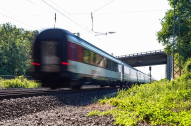 Hareket eden bir tren tren altında viyadük yaz güneşli bir günde Batı Almanya'da.