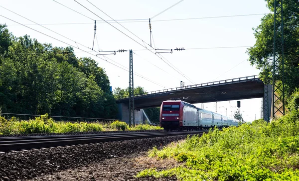 Ruchu Kolejowego Pociąg Pod Wiaduktem Słoneczny Letni Dzień Zachodnich Niemczech — Zdjęcie stockowe