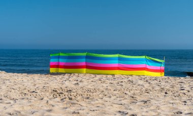 Beach ekran arka planda bir güneşli yaz gününde Lehçe sahilde güzel deniz.