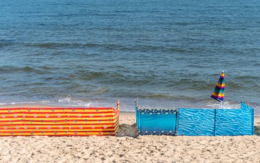 Beach ekran arka planda bir güneşli yaz gününde Lehçe sahilde güzel deniz.