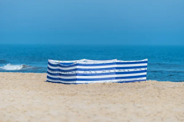 Пляжный Экран Польском Пляже Солнечный Летний День Фоне Красивого Моря — стоковое фото