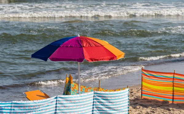 Красочный Зонтик Раскинувшийся Пляже Прекрасный Солнечный Летний День Бурным Морем — стоковое фото