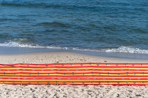 Пляжный Экран Польском Пляже Солнечный Летний День Фоне Красивого Моря — стоковое фото
