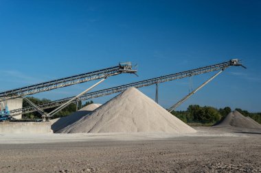 Konveyör blue sky adlı bir endüstriyel çimento fabrikası çakıl yığınları üzerinde.