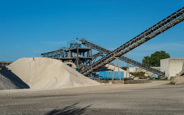 Transportador Sobre Montones Grava Cielo Azul Una Planta Cemento Industrial — Foto de Stock