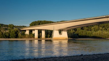 Mavi gökyüzü arka plan üzerinde Batı Almanya'da bir nehir üzerinde otobanda beton yolu Köprüsü.