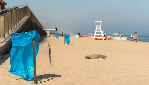 Пустой Мусорный Мешок Пляже Солнечный Летний День Заднем Плане Люди — стоковое фото