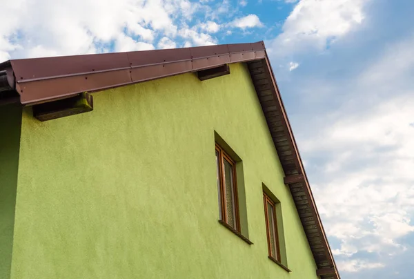 Fachada Casa Verde Brillante Con Sofá Techo Visible Ventanas Fondo —  Fotos de Stock