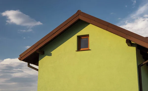 Fachada Casa Verde Brillante Con Sofá Techo Visible Ventanas Fondo —  Fotos de Stock