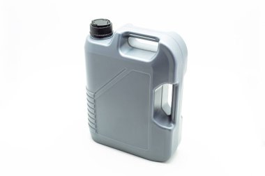 Beş litre kapasiteli gri, plastik motor yağ kabı. Kırpma yolu ile beyaz bir arka plan üzerinde izole.