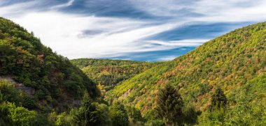 Eylül, arka plan mavi gökyüzünde bulutlar ile erken sonbahar Tepesi'nin güzel manzara.