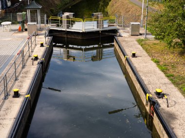 Ormanın içinde dar bir kanal üzerinde kapalı su kilit.