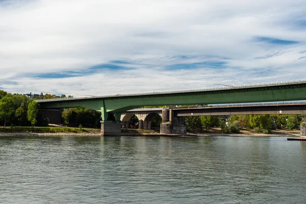 Betonstraßenbrücke Auf Der Autobahn Über Einen Fluss Westdeutschland Vor Blauem — Stockfoto