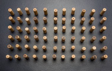 Ahşap mandal dikey olarak duran siyah bir arka plan üzerine bir sürü.