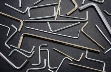 Bir sürü siyah, parlak bir tablo, yukarıdan düz görünüm yatan allen anahtarlar.