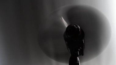 Uzaktan kumanda ile gri bir arka plan üzerinde soğutma fanı ile sağdaki ışık açma ve kapatma.