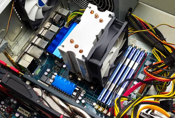 コンピューター マザーボード上面表示ヒートシンク ファン Ram メモリ ビデオカード 電源およびケーブル — ストック写真