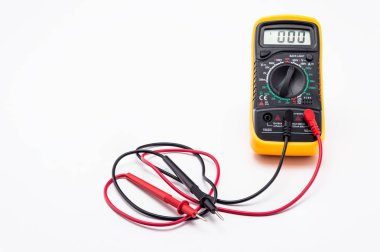Kırmızı ve siyah sondalı elektrikli çokölçer, sıfır gösteriyor. Kırpma yolu olan beyaz bir arkaplanda izole edilmiş.