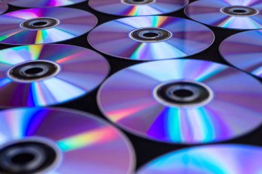 CD / DVD üzerinde siyah bir arka plan ışık yansımaları ile yalan.