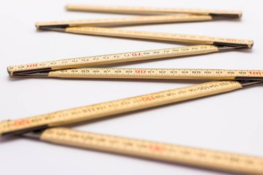 Beyaz bir arka plan üzerinde izole ahşap katlanır cetvel.